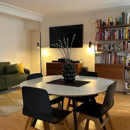 Place De La Madeleine - Classique Paris