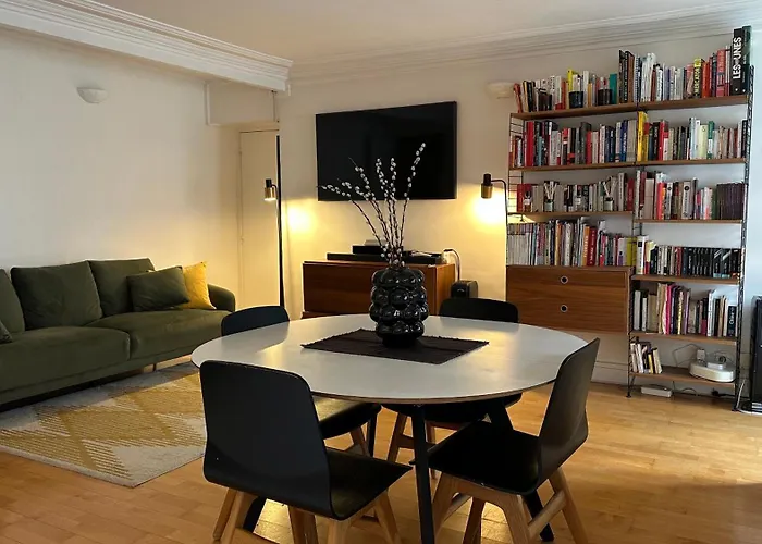 Place De La Madeleine - Classique Paris